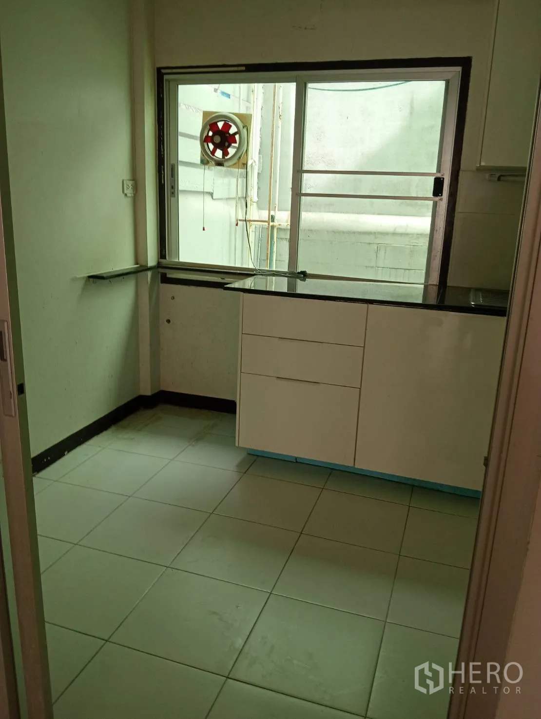 带办公室的家 出租在Khlong Toei, Bangkok - 厨房另一角度，白色橱柜与推拉窗