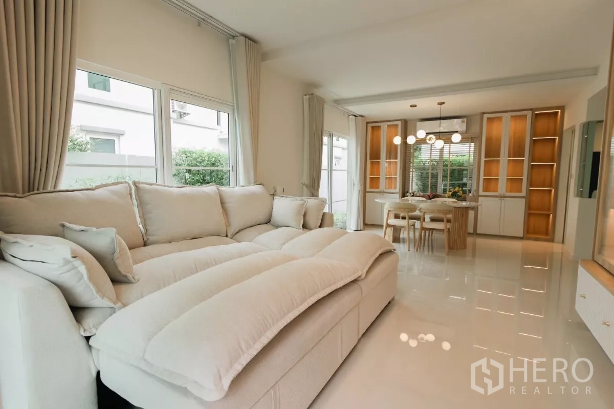 บ้าน ให้เช่าหรือขายในBang Phli, Samut Prakan - ห้องนั่งเล่นเชื่อมต่อโซนทานอาหารแบบเปิดพื้นเงาและตู้บิวท์อิน