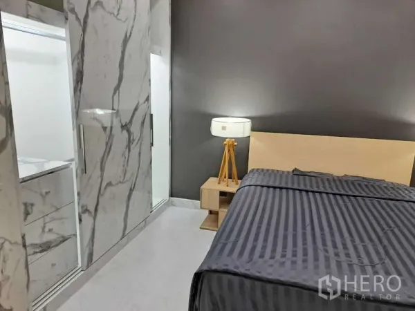 公寓 出租在Khlong Toei, Bangkok - 卧室角度展示高光大理石纹衣柜与简约床铺。
