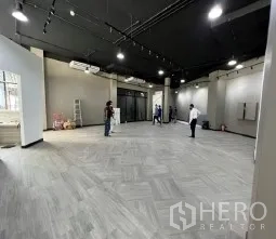 Retail Space for rent in Khlong Toei, Bangkok - Expansive retail floor suited for showroom or studio with columns, track lights and wide layout.