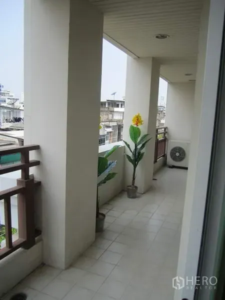 公寓 出租在Bang Rak, Bangkok - 带顶长阳台，城市景观，扶手、盆栽及室外空调机组。