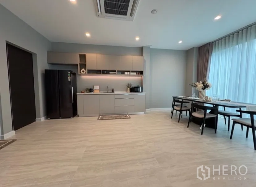 บ้านเดี่ยว for rent in Suan Luang, Bangkok - พื้นที่รับประทานอาหารและแพนทรี่แบบโอเพ่น พร้อมหน้าต่างสูงและตู้ครัวโมเดิร์น
