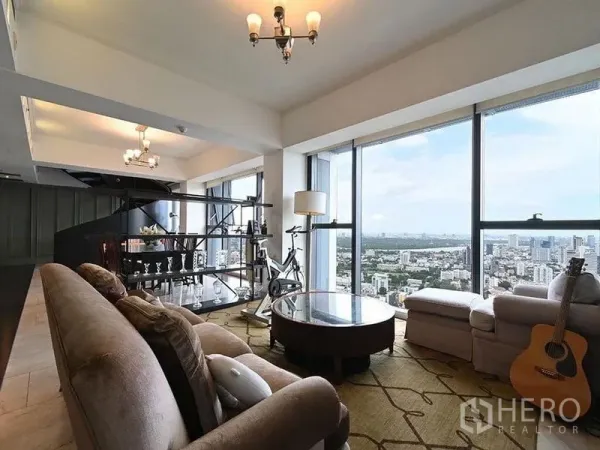 คอนโด ให้เช่าในSathon, Bangkok - ห้องนั่งเล่นสว่าง โซฟา โต๊ะกลม หน้าต่างเต็มผนัง มองเห็นวิวกรุงเทพฯ