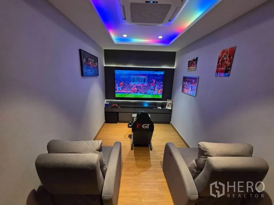 บ้านเดี่ยว for sale in Bang Phli, Samut Prakan - โฮมเธียเตอร์พร้อมเก้าอี้เอนหลัง แสงไฟบรรยากาศ และจอใหญ่.