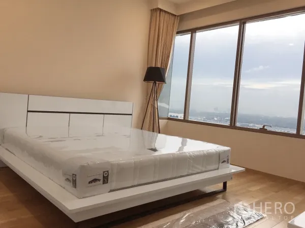 公寓 出租或出售在Khlong Toei, Bangkok - 卧室宽敞，落地窗与木地板，可观城市天际线。