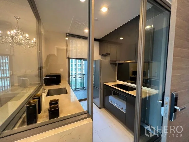 公寓 出租在Watthana, Bangkok - 封闭式现代厨房，石材台面与全套家电。