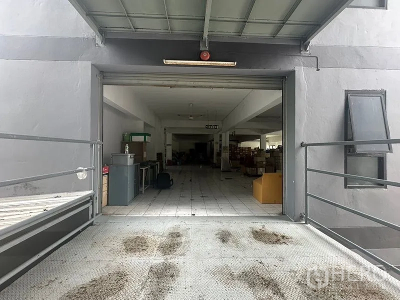 Warehouse for rent in Bang Phli, Samut Prakan - Loading dock with ramp and overhead door leading into the warehouse.
