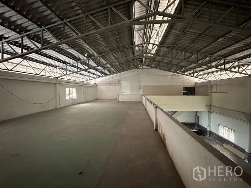 Factory for rent in Bang Bua Thong, Nonthaburi - Mezzanine storage area beneath the steel truss roof.