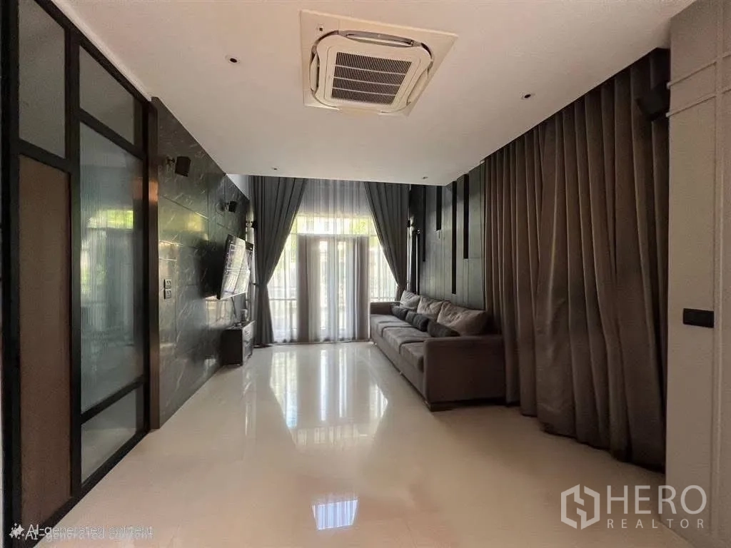 บ้านเดี่ยว for rent in Prawet, Bangkok - ภายนอกบ้านสองชั้นสไตล์โมเดิร์น มีระเบียง รั้วหน้าบ้าน และโรงจอดรถมีหลังคา