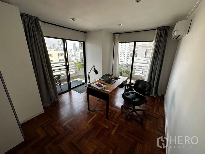 公寓 出租在Watthana, Bangkok - 转角房作书房使用，双推拉门连通阳台，远眺城市景观。