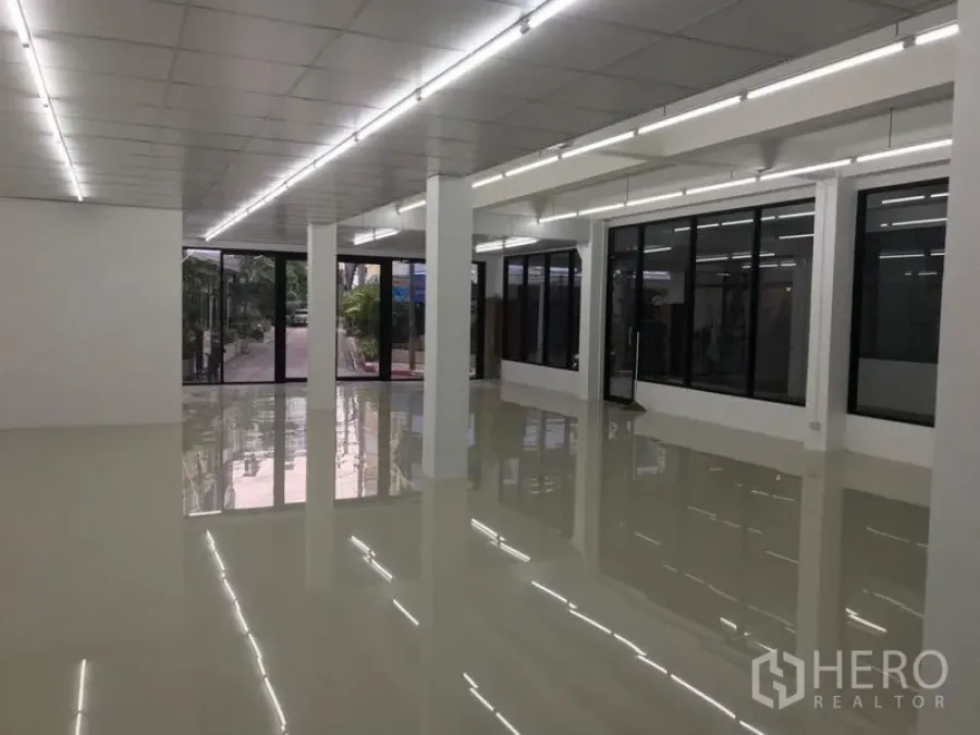 สำนักงาน ให้เช่าในChatuchak, Bangkok - ออฟฟิศโอเพ่นสเปซสว่าง พื้นกระเบื้องเงา ไฟเส้น LED และกระจกเต็มบานด้านหน้า