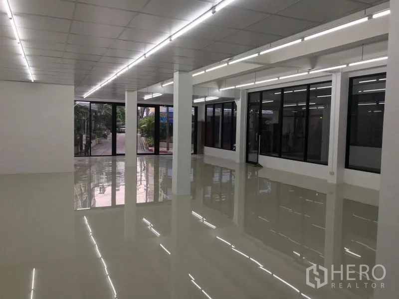 สำนักงาน ให้เช่าในChatuchak, Bangkok - ออฟฟิศโอเพ่นสเปซสว่าง พื้นกระเบื้องเงา ไฟเส้น LED และกระจกเต็มบานด้านหน้า
