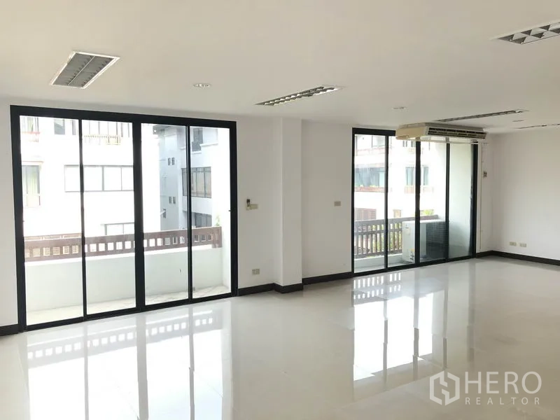 带办公室的家 出租在Wang Thonglang, Bangkok - 宽敞办公区另一角度，整面推拉门通往两处阳台，配壁挂空调。