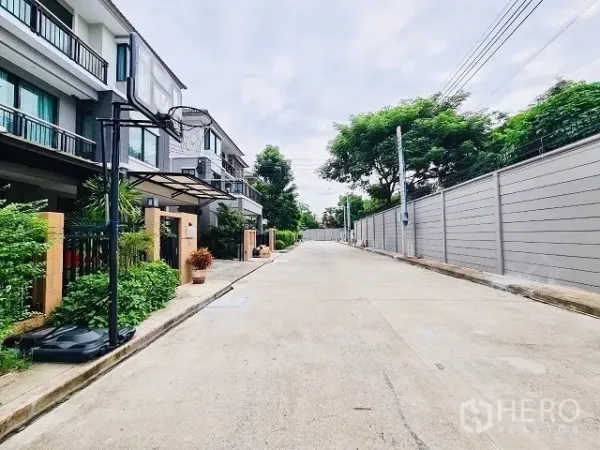 บ้าน ขายในSuan Luang, Bangkok - ถนนภายในหมู่บ้านเงียบสงบ บ้านสไตล์โมเดิร์นสูงสามชั้นและต้นไม้ร่มรื่น