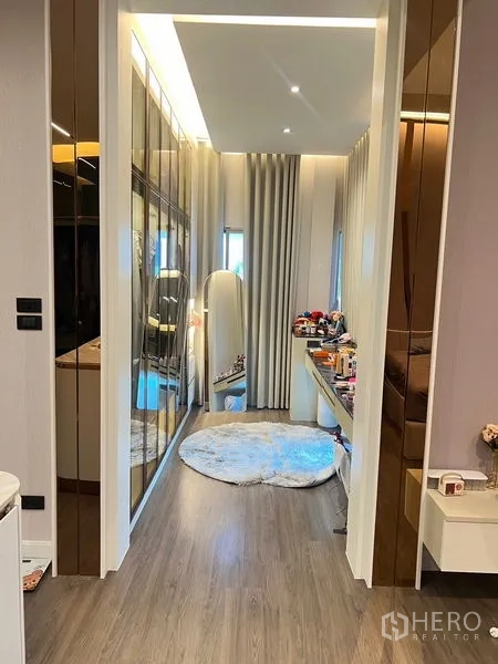 独立式住宅 出售在Bang Kapi, Bangkok - 步入式衣帽间走廊，镜面衣柜与梳妆台。