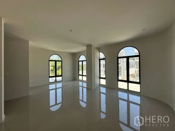工厂 出售在Lam Luk Ka, Pathum Thani - 明亮的楼上办公室，亮面地砖与黑框拱形落地窗。