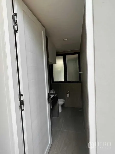 带办公室的家 出售在Wang Thonglang, Bangkok - 精巧客卫，灰色瓷砖，设窗、洗手台与坐便。
