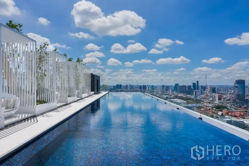 公寓 出售在Ratchathewi, Bangkok - 蓝天下的屋顶无边际泳池，享全景城市视野。