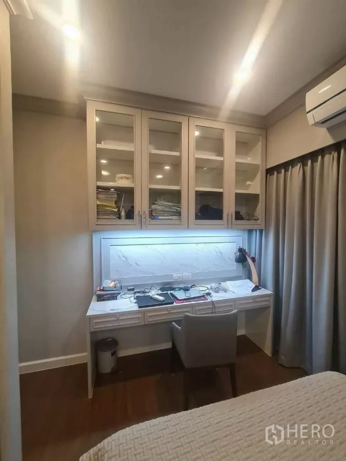 独立式住宅 出租或出售在Prawet, Bangkok - 学习工作角，带嵌入式书桌与吊柜照明