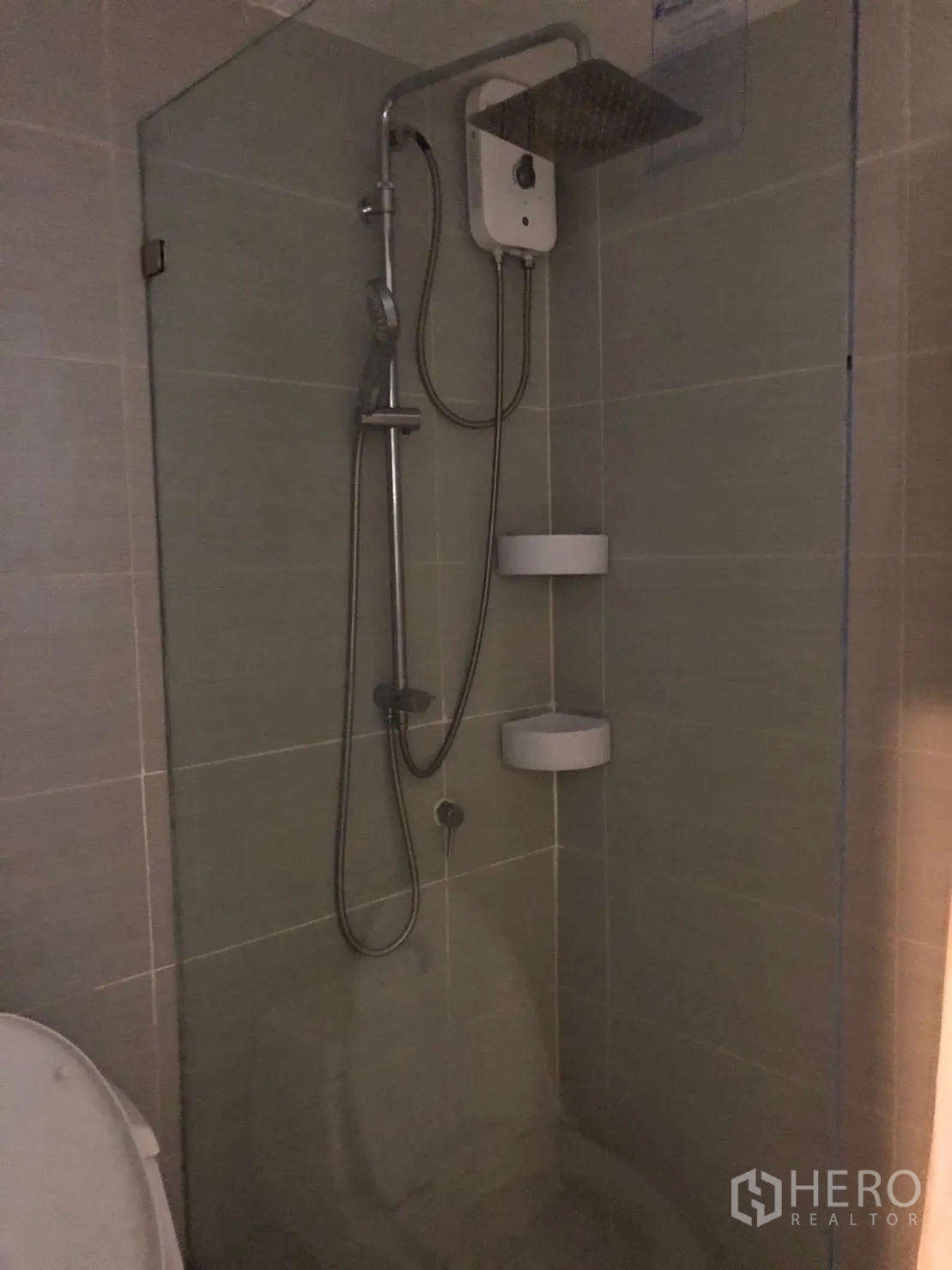 公寓 出租在Watthana, Bangkok - 玻璃淋浴间，顶喷花洒与手持花洒