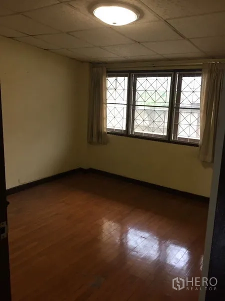 联排别墅 出租在Khlong Toei, Bangkok - 次卧三扇窗，带防盗窗格