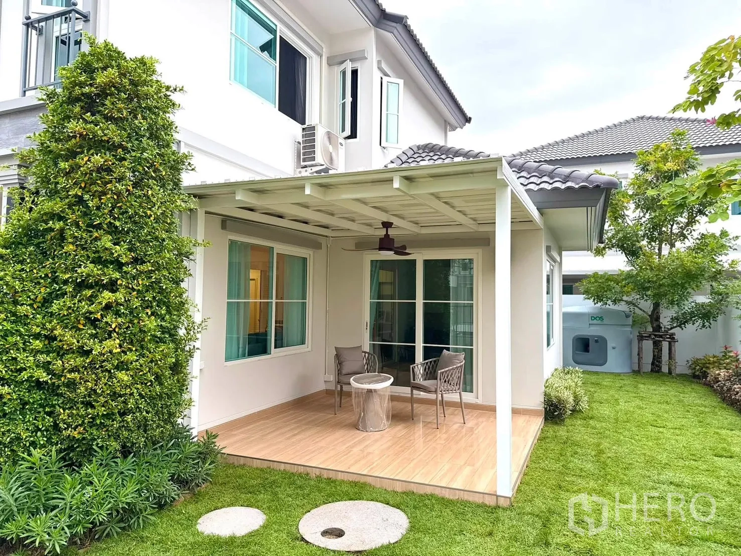 Detached House for rent in Bang Phli, Samut Prakan - Rear garden with lawn and a covered patio at a two-storey house.