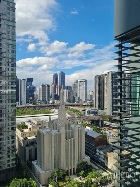 公寓 出售在Ratchathewi, Bangkok - 阳台眺望高层城市景观，可见醒目的尖顶建筑