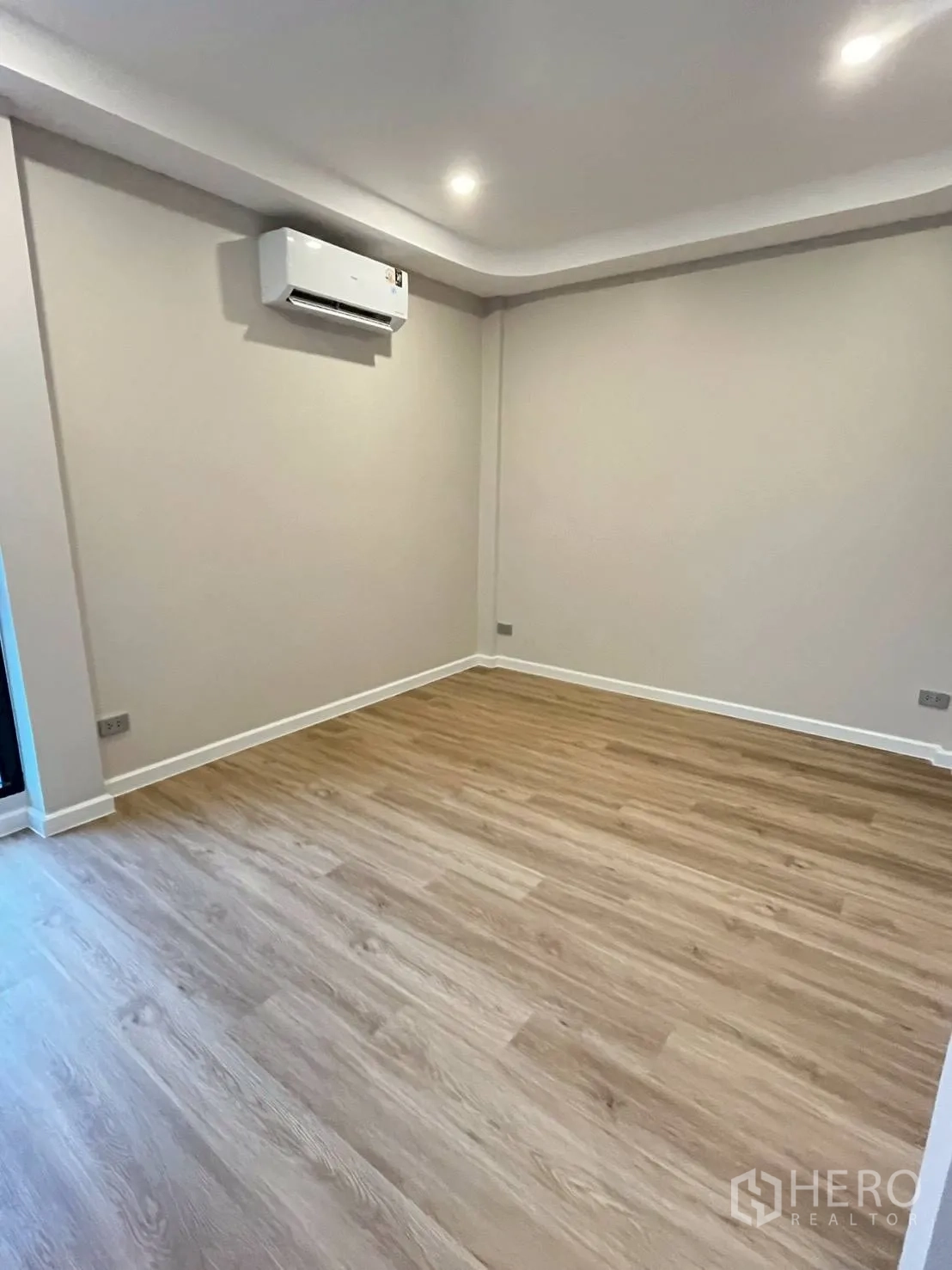 联排别墅 for rent in Khlong Toei, Bangkok - 卧室配木地板与壁挂式空调。
