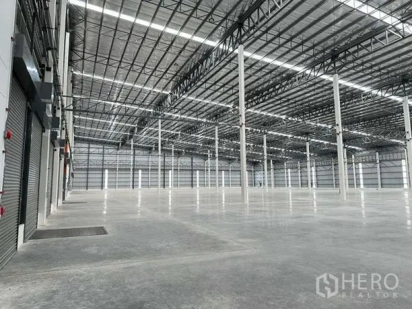 Factory for rent in Bang Phli, Samut Prakan - Vast warehouse interior showing 10 m clear height, steel trusses and polished concrete floor.