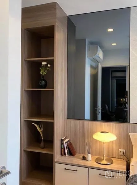 Condominium for rent or sale in Phaya Thai, Bangkok - Built-in shelves and dressing table with mirror and ambient lamp.