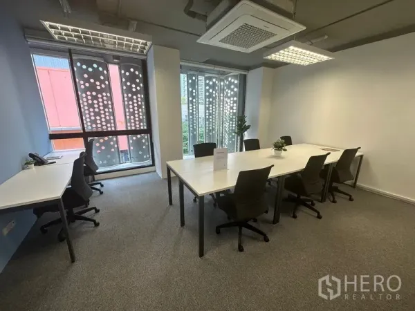 办公空间 出租 - 现代开放式办公空间，自然采光与绿植点缀，布局适合会议与团队协作，曼谷中心地段。