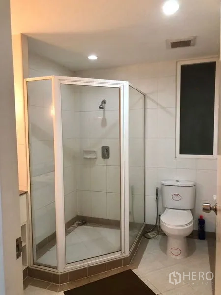 公寓 出租或出售在Watthana, Bangkok - 浴室配玻璃淋浴房、马桶与瓷砖墙面