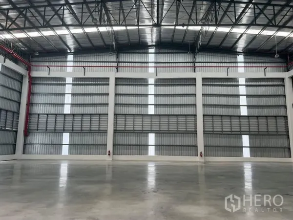 工厂 出租在Bang Pakong, Chachoengsao - 无柱生产空间，保温屋顶、百叶通风口及多处消防栓装置。