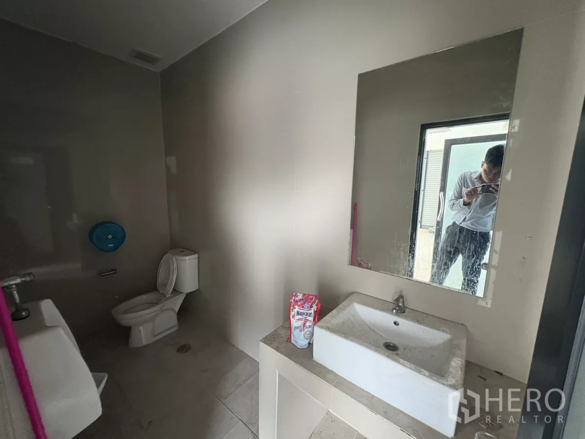 货栈 出租在Bang Phli, Samut Prakan - 办公室内卫浴，马桶、洗手台与镜子。