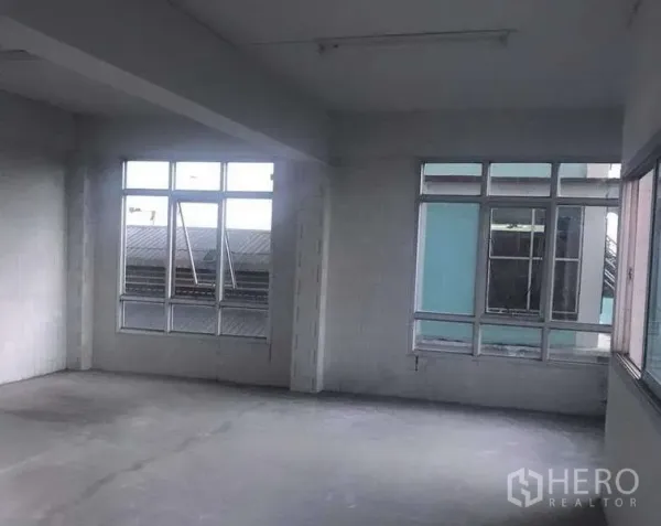 货栈 出租在Pathum Thani - 宽敞的楼层空间，大片格窗与水泥地面，适合作为办公室