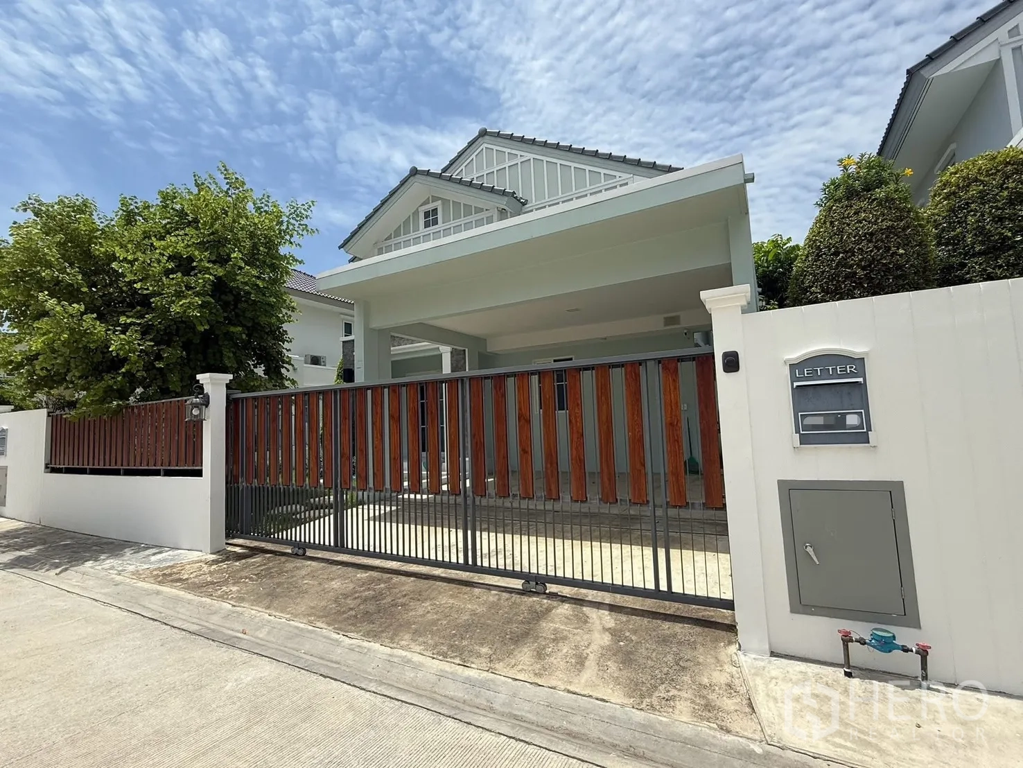 บ้านเดี่ยว for rent in Bang Phli, Samut Prakan - ด้านหน้าบ้านพร้อมรั้วสไลด์ โรงจอดรถมีหลังคา และสวนหน้าบ้านเรียบร้อย