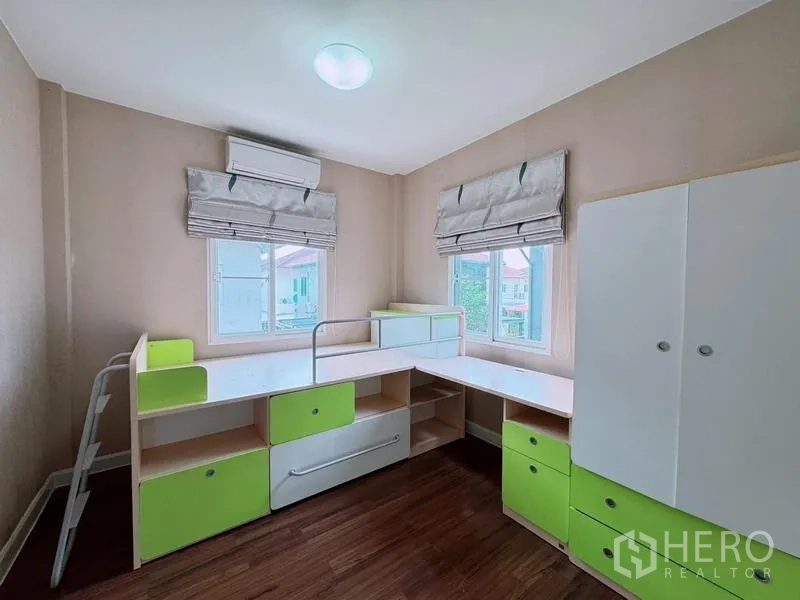 บ้าน ให้เช่าในPrawet, Bangkok - ห้องเด็ก เฟอร์นิเจอร์บิวท์อินสีเขียว โต๊ะทำงาน และหน้าต่าง
