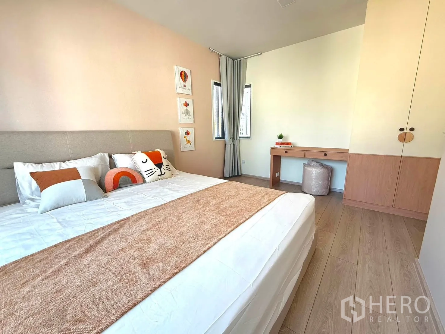 Detached House for rent in Bang Phli, Samut Prakan - Cozy bedroom with double bed, wardrobe, and writing desk in neutral tones.