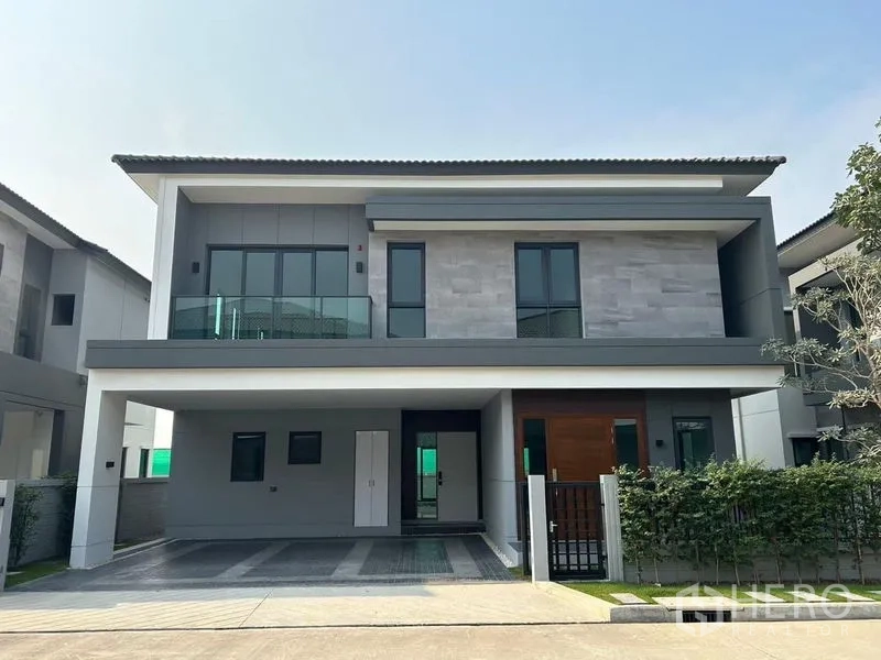Detached House for rent - Modern two-storey detached house in Bang Phli with balcony and double carport.