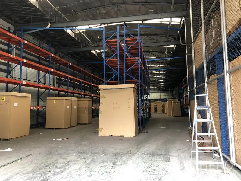 工厂 出租在Lam Luk Ka, Pathum Thani - 室内仓库配高位蓝色托盘货架与大型纸箱。