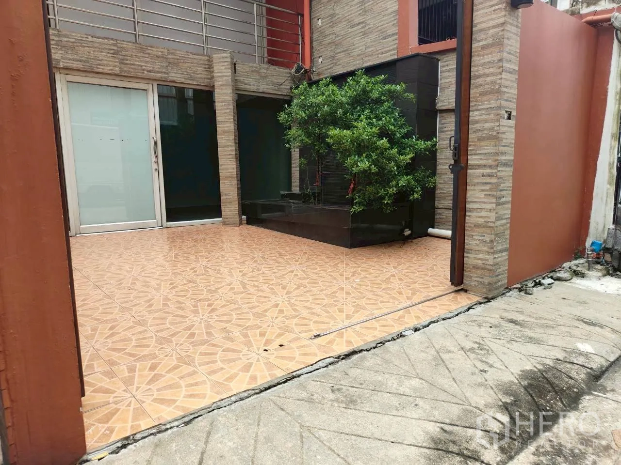 家庭办公室 for rent in Watthana, Bangkok - 前院铺花纹地砖，设绿植景观。