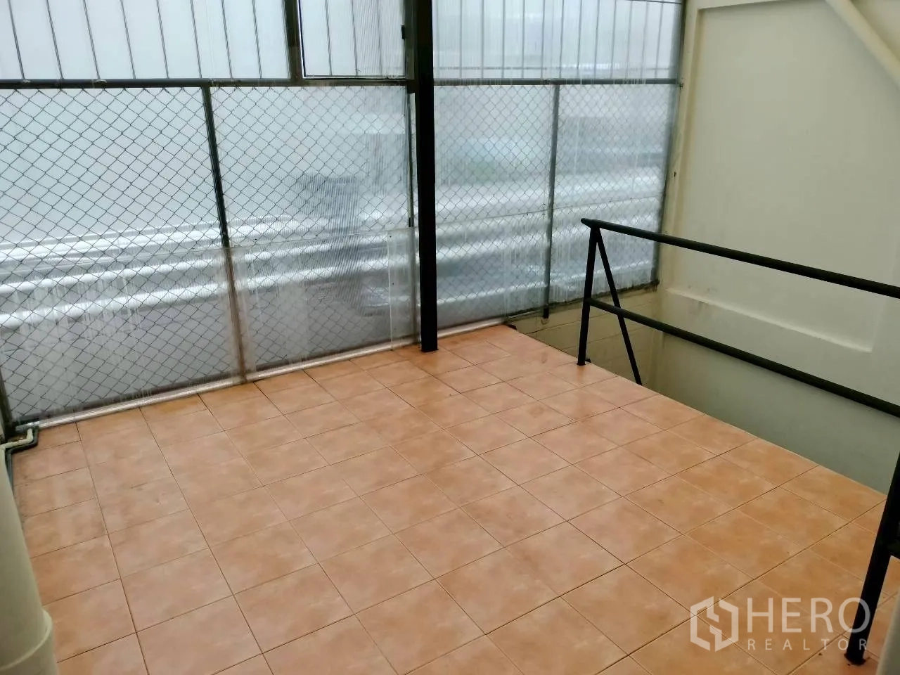 家庭办公室 for rent in Watthana, Bangkok - 覆盖式露台，铺砖地面与安全网围栏。