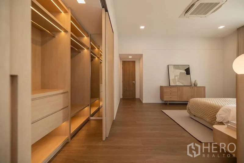 独立式住宅 出租在Saphan Sung, Bangkok - 主卧过道配步入式衣柜与木地板