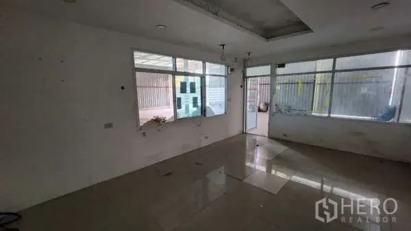 คลังสินค้า ให้เช่าในBang Khen, Bangkok - ห้องออฟฟิศภายในพร้อมหน้าต่างมองเห็นพื้นที่โกดัง