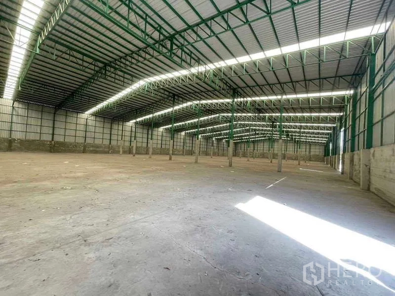 工厂 出租在Bang Pakong, Chachoengsao - 大跨度仓库区域，屋顶采光带、通风墙与耐用地坪。