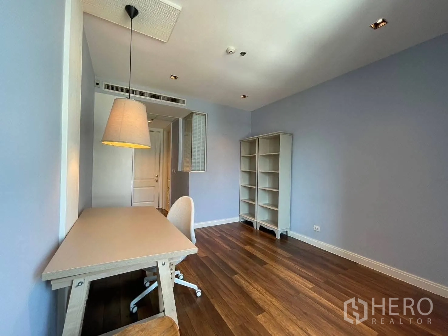 公寓 for rent in Pathum Wan, Bangkok - 明亮书房，配书桌、座椅、开放式书架与木地板。