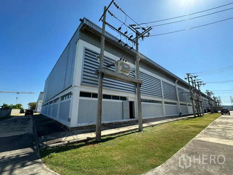 工厂 出租在Bang Bo, Samut Prakan - 金属外墙厂房外观，设百叶通风口与电力线，位于工业园区。