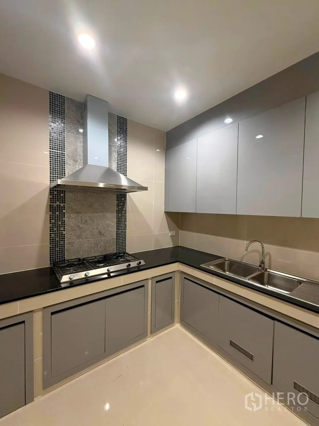 บ้านเดี่ยว for rent or sale in Prawet, Bangkok - ครัวปิดรูปตัวแอล เตาแก๊สพร้อมฮู้ดและตู้บิลท์อิน