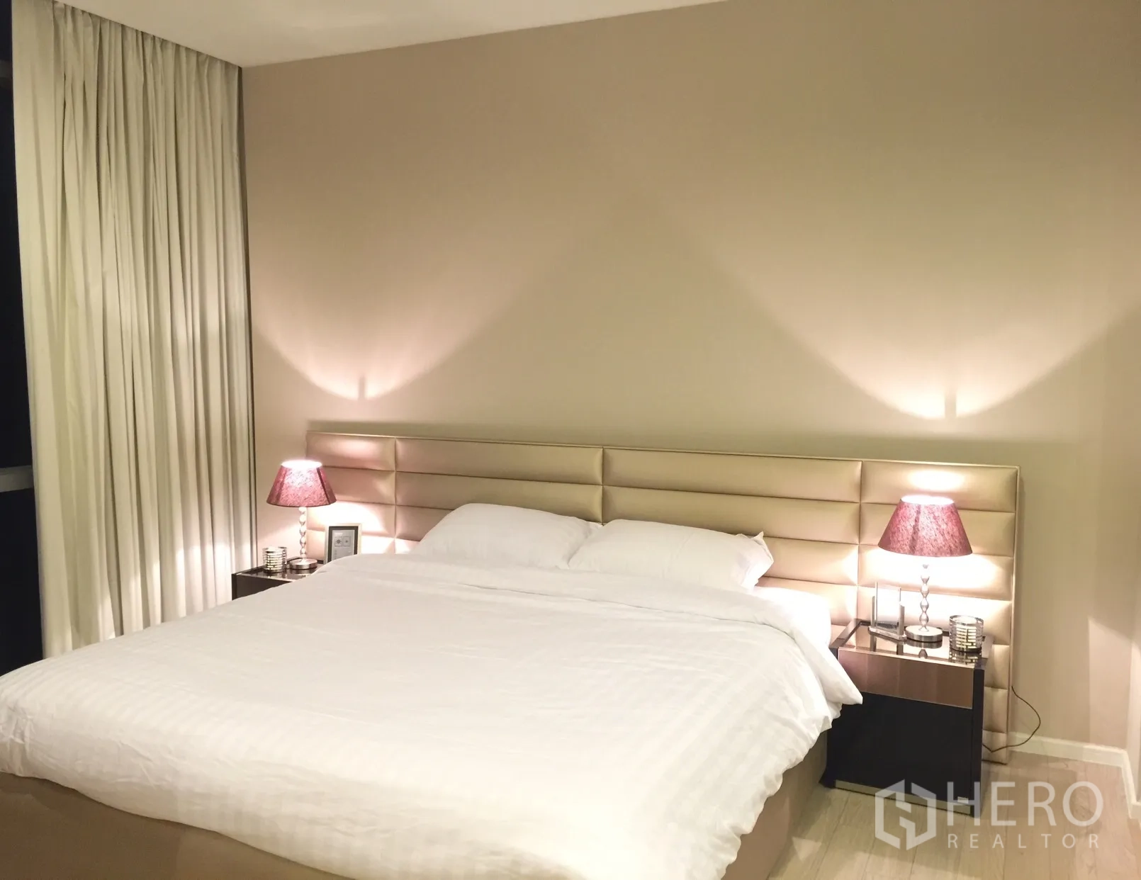 คอนโด ให้เช่าหรือขายในWatthana, Bangkok - ห้องนอนบรรยากาศสงบ หัวเตียงบุผ้า โคมไฟหัวเตียง และโทนสีอบอุ่น