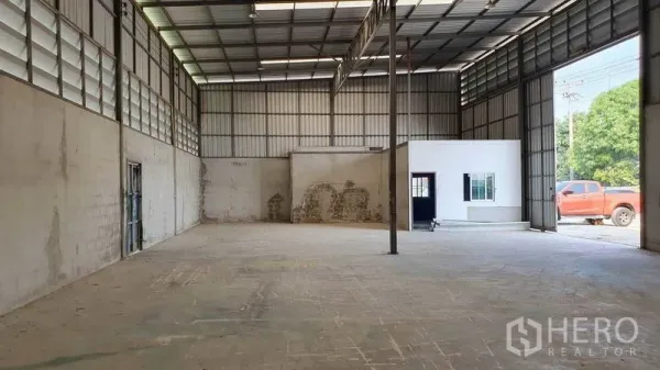 货栈 出租在Pathum Thani - 仓库内设独立办公室，临街卷闸入口清晰可见。